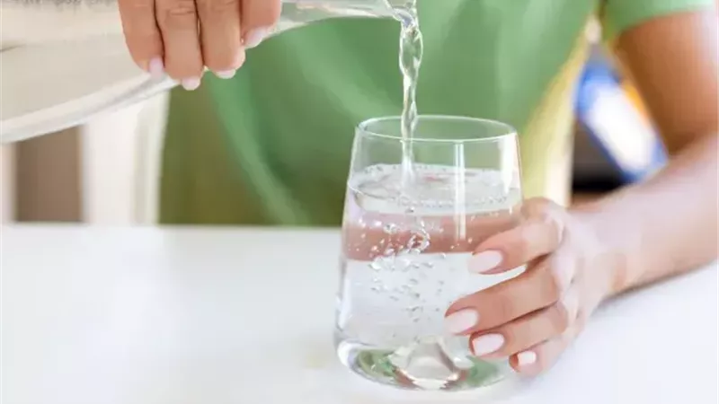 7 أخطاء شائعة في شرب الماء قد تعرضك للجفاف دون أن تدري