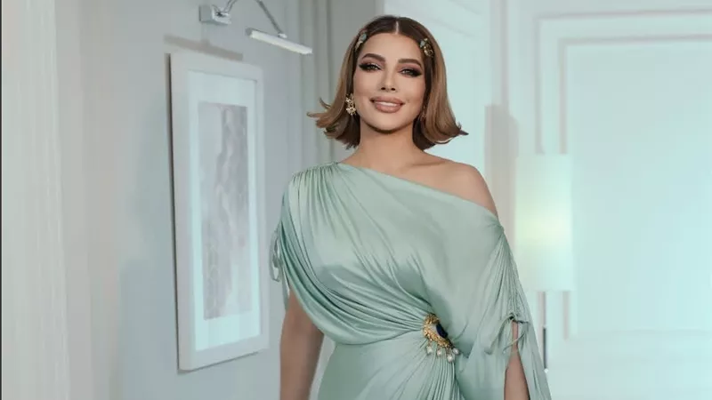 اناقة شرقية بلمسات فاخرة.. أصالة تتألق بفستان انسيابي من تصميم كريكور جابوتيان