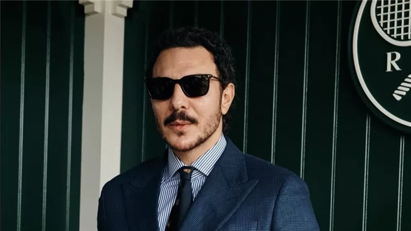 باسل خياط يخطف الأنظار برفقة ابنه شمس في نهائي ويمبلدون بتوقيع رالف لورين