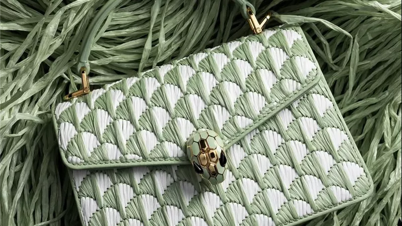 بولغري تعيد ابتكار حقيبة Serpenti Forever بحرفية الرافيا لموسم ربيع وصيف 2026