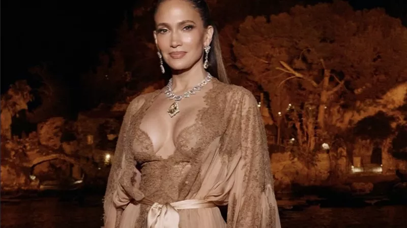 جينيفر لوبيز تبهر الأنظار بإطلالة فاخرة من Dolce & Gabbana في تاورمينا