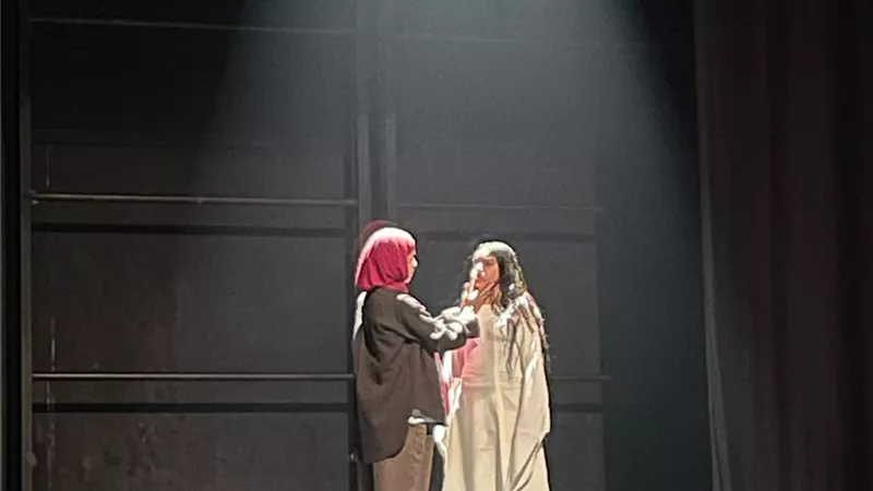 نينا مغربي تدعم المواهب الشابة بحضور العرض المسرحي «وحدي في الفراغ»