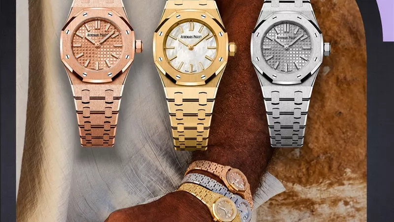 ثلاث ساعات فاخرة في يد عمرو دياب.. Royal Oak Mini تتحول إلى حديث عشاق الرفاهية