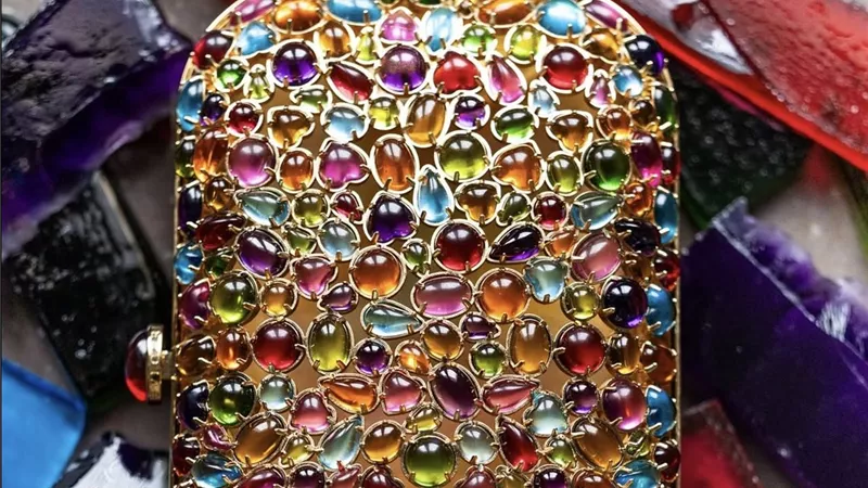بولغري تكشف عن حقيبة Divas’ Dream Clutch المرصعة بـ216 حجرًا يدويًا
