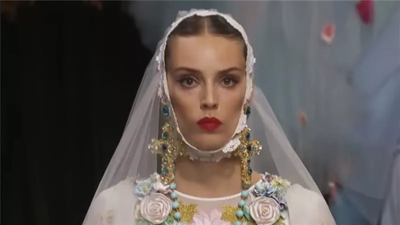 في حديقة أسطورية بصقلية.. Dolce & Gabbana تكشف عن عرض Alta Moda المفعم بالزهور