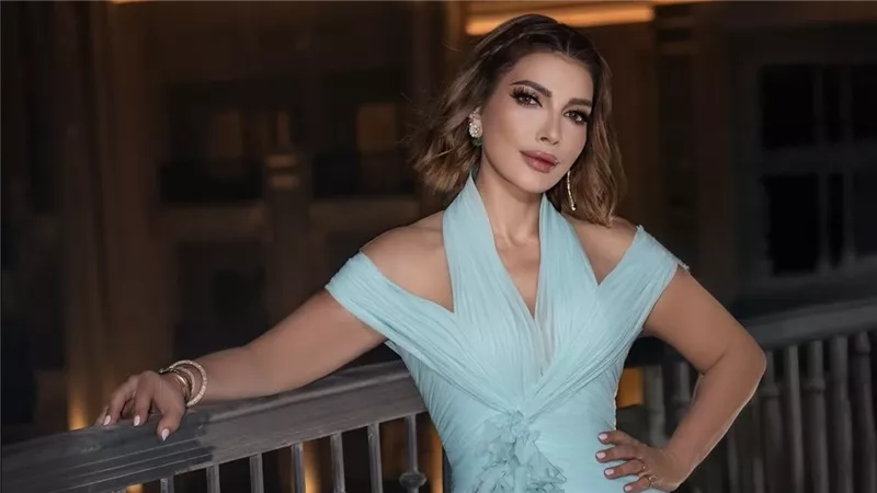 بفستان من نيكولا جبران.. أصالة تحتفي بالصيف بإطلالة حالمة
