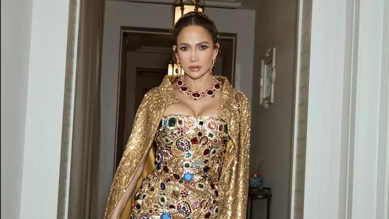 جينيفر لوبيز تتألق بالذهب في عرض Dolce & Gabbana Alta Moda بصقلية