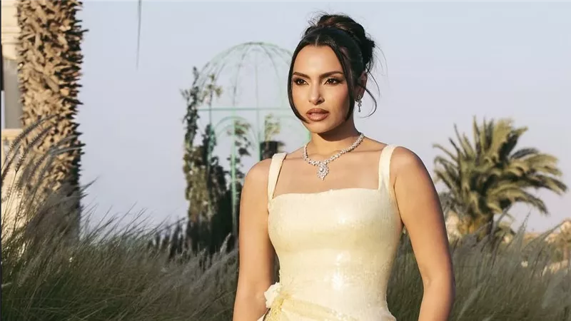 كارمن سليمان تتألق بفستان أنيق من تصميم Nazazy في زفاف شقيقتها