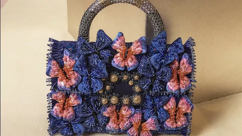 فراشات وزهور وتطريز يدوي.. روجيه فيفييه يبدع في أسبوع باريس للهوت كوتور بمجموعة piece unique