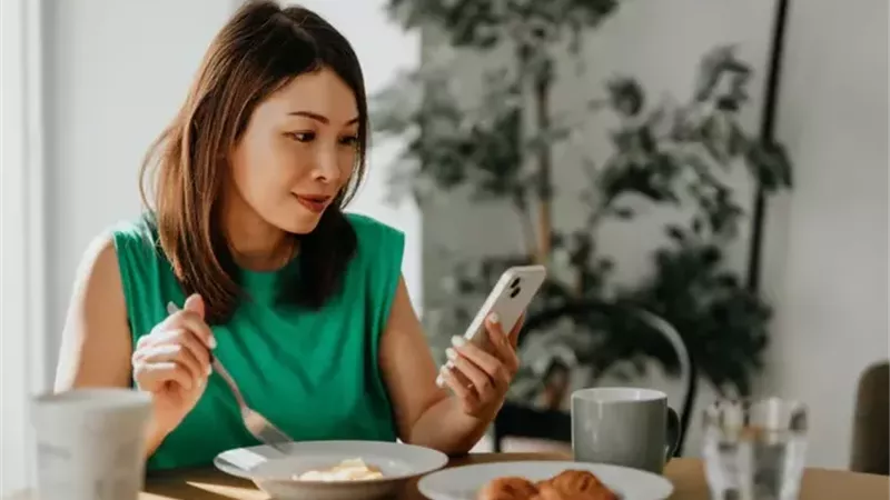 6 عادات تعتقد أنها تساعدك.. لكنها في الواقع تستنزف طاقتك