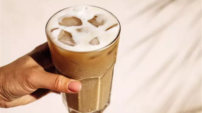 هل القهوة المثلجة تسبب الجفاف أم ترطب الجسم؟