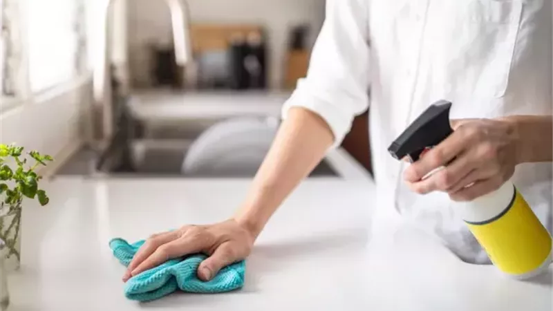 هل الجو حار جدًا للتنظيف؟..  هذه المهام الست الصغيرة تُحدث فرقًا كبيرًا