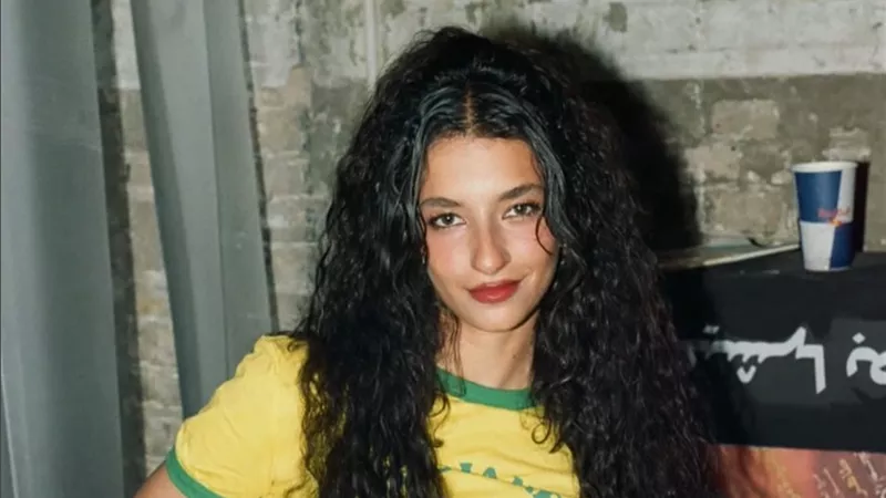 أميرة أديب تقود فريق كرة قدم نسائية في 