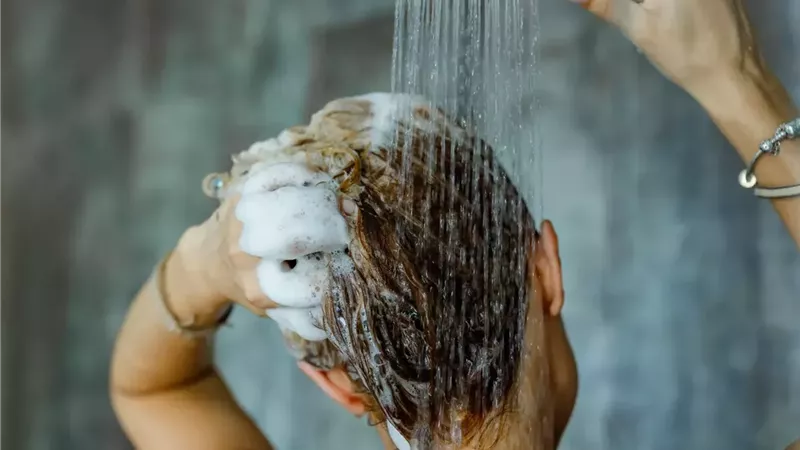 كيف تستعيدين ترطيب شعرك الجاف؟.. خطوات فعالة للتخلص من الملمس الخشن