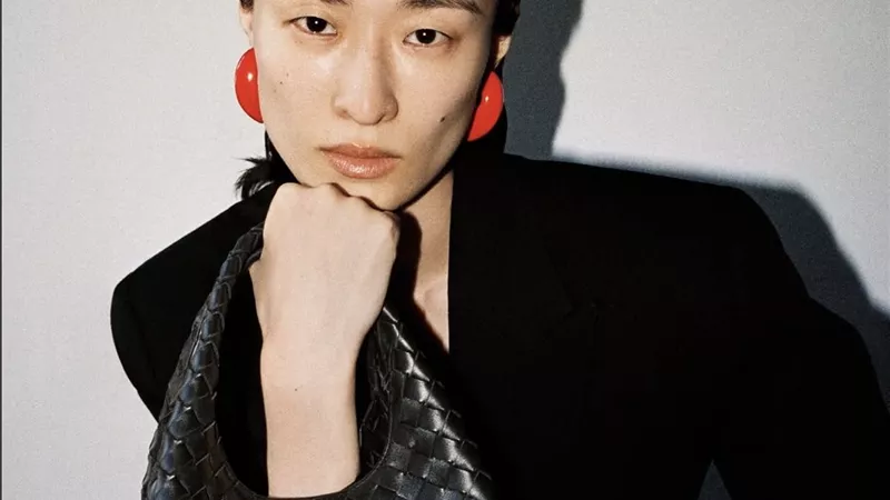 حقائب تحمل بصمة أصحابها.. Bottega Veneta تكشف عن حملة IL MIO الجديدة