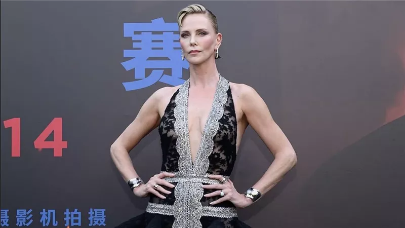 شارليز ثيرون تخطف الأنظار بإطلالة Givenchy في الترويج لفيلم The Odyssey