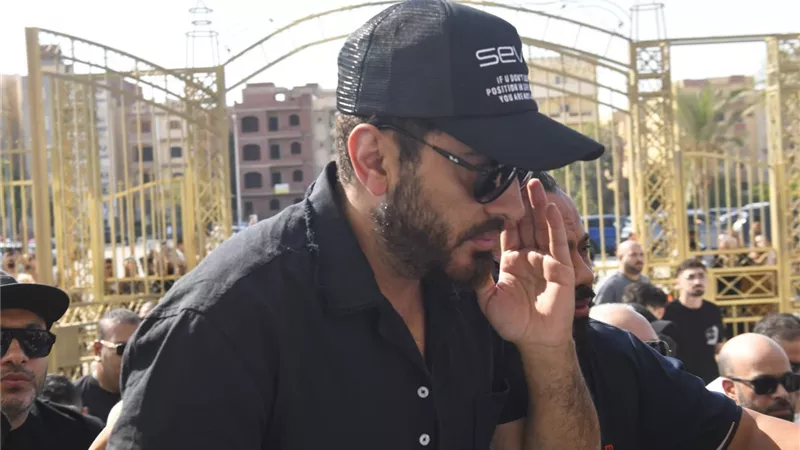 من بينهم هنا الزاهد وعمرو مصطفى.. نجوم الفن يساندون تامر حسني في جنازة والده الراحل