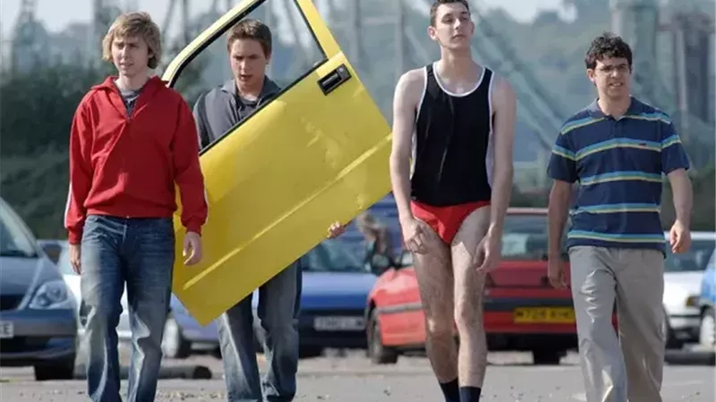 فيلم جديد يجمع أبطال The Inbetweeners.. نتفليكس تعيد الكوميديا البريطانية الشهيرة