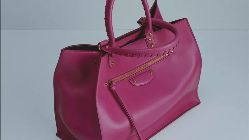 بالنسياغا تعيد تعريف الأناقة الحضرية مع حقيبة Le City Sleek Tote الجديدة