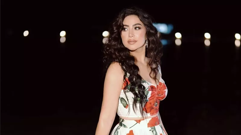 بوسي تتألق بفستان مزهر من Dolce & Gabbana.. إطلالة تنبض بالحيوية