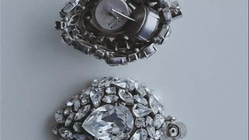 Balenciaga تعيد صياغة الفخامة مع Ear Cuff مستوحى من أرشيف الدار