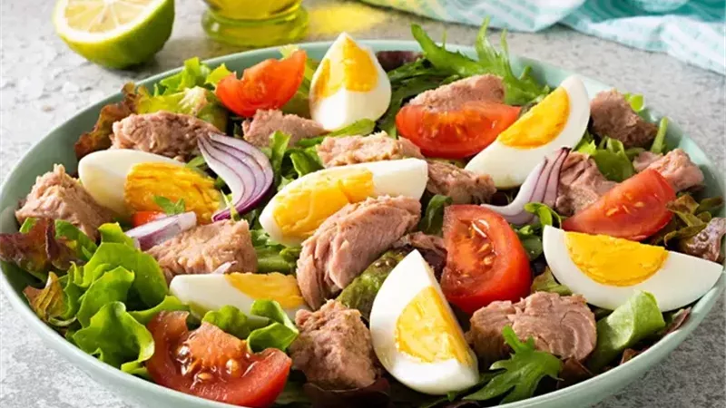7 إضافات غنية بالبروتين تجعل السلطة وجبة متكاملة ومشبعة