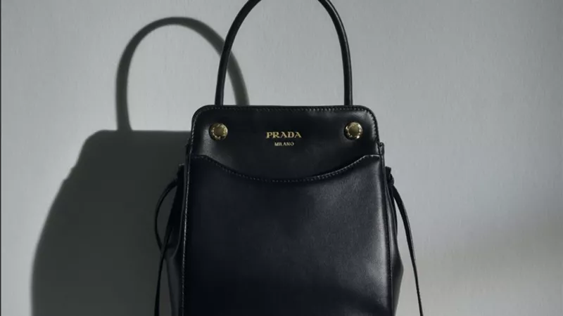    «Simple Stories».. Prada تحول التفاصيل اليومية إلى حكايات من الأناقة
