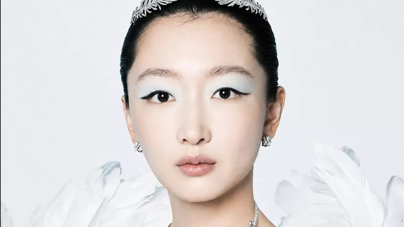      Zhou Dongyu تتألق بمجوهرات Boucheron على غلاف Marie Claire China