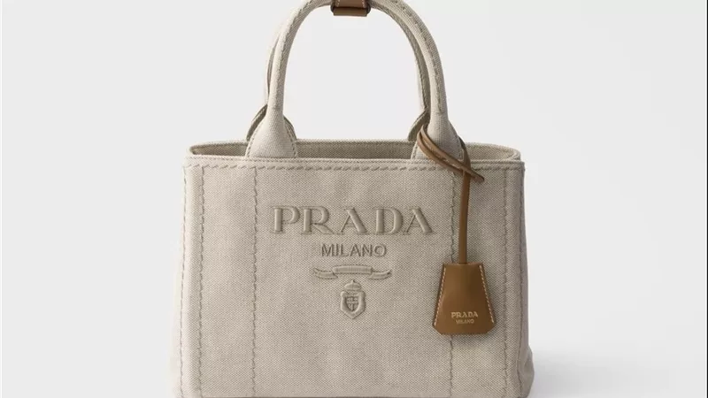     Prada تقدم حقيبتها الصيفية بخامات خفيفة ولمسة فاخرة