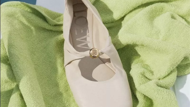 أحذية LOEWE الـMule تتصدر مشهد الموضة بألوان صيفية منعشة