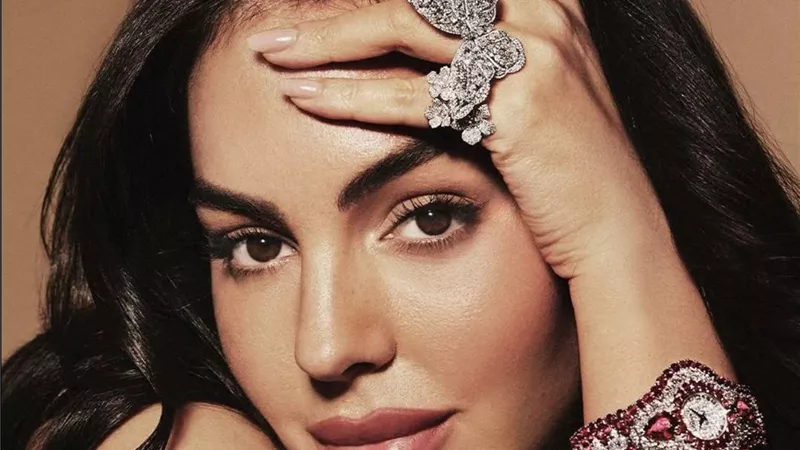  2.⁠ ⁠78 قيراطًا من الألماس.. شوبارد تكشف عن تحفة فاخرة تتألق بها جورجينا جيو