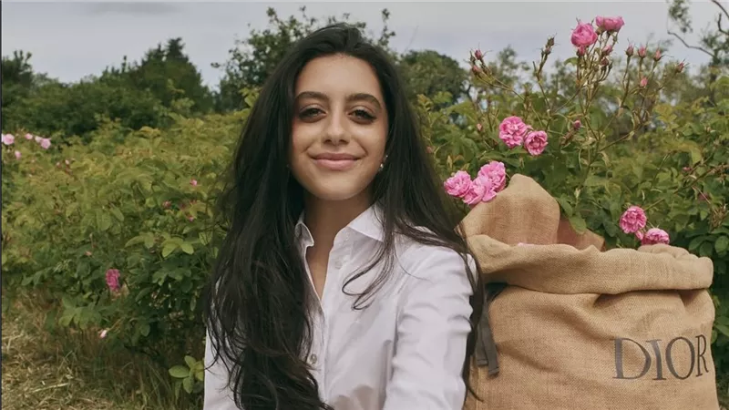 ياسمينا العبد تتألق وسط حقول الورد في أحدث ظهور لها مع Dior Beauty