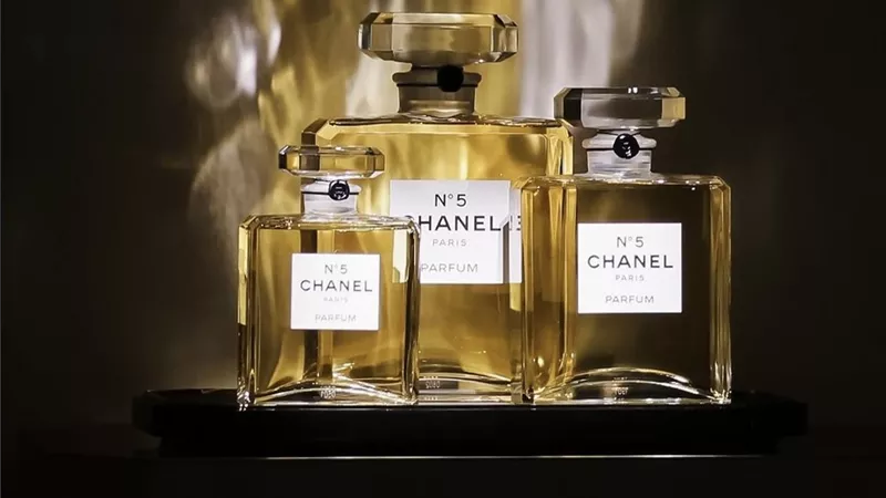 CHANEL تحتفي بإرث العطور في رحلة استثنائية من N°5 إلى N°22