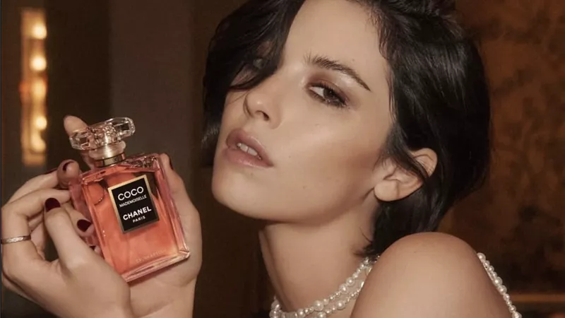      Chanel تختار غرايسي أبرامز لتكون الوجه الجديد لعطر Coco Mademoiselle Crush Absolu