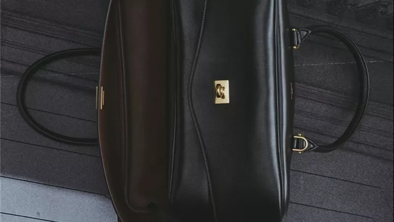 Balenciaga تكشف عن حقيبة Le 7 Bowling بتصميم فاخر يجمع الأناقة والعملية
