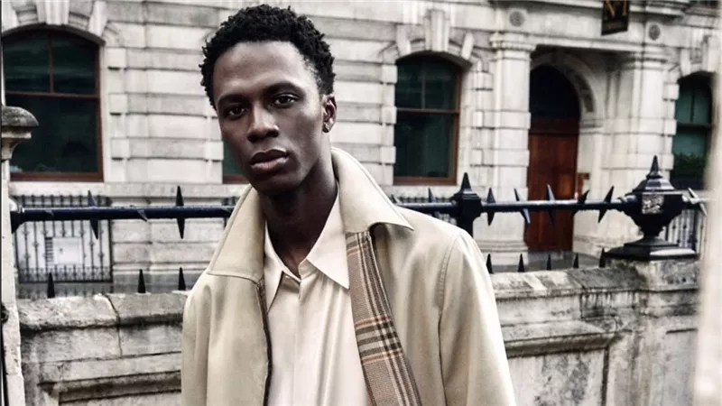     Burberry تستعيد إرثها البريطاني بتصاميم عصرية تناسب إيقاع المدينة
