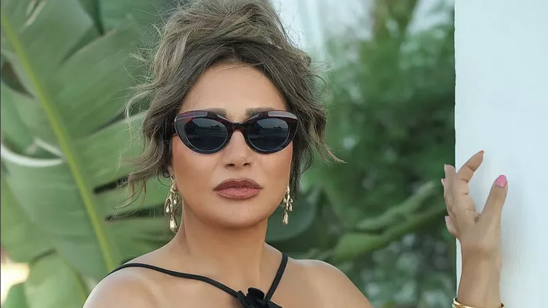 ليلى علوي تخطف الأنظار بإطلالة صيفية أنيقة.. فستان EGO الأسود وحقيبة Jacquemus البرتقالية
