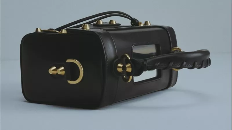      Balenciaga تكشف عن حقيبة Le City Sleek Box بتفاصيل معدنية لافتة