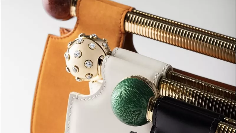      Bulgari تكشف عن حقيبة Tubogas Spheres بتصميم يجمع الفخامة والطابع الهندسي