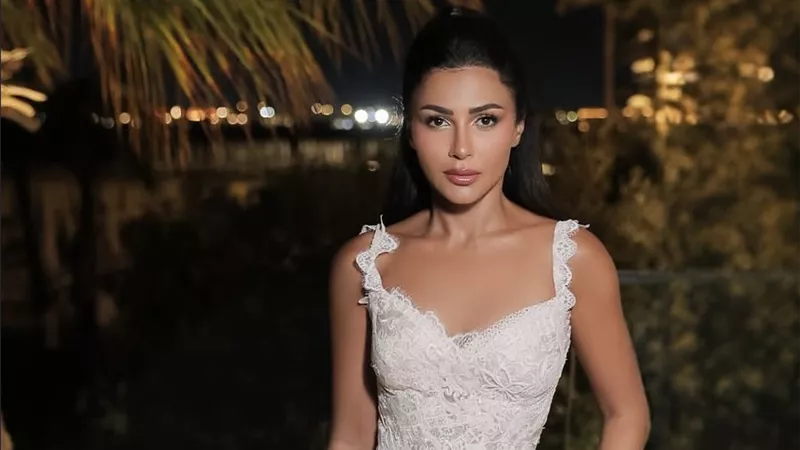مهيرة عبد العزيز تتألق بالأبيض في أحدث ظهور لها بتوقيع چيمي معلوف 