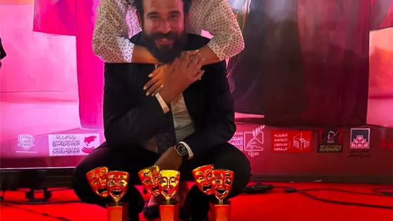 حنان مطاوع تحتفي بحصد زوجها جائزة أفضل مخرج مسرحي خلال مهرجان 