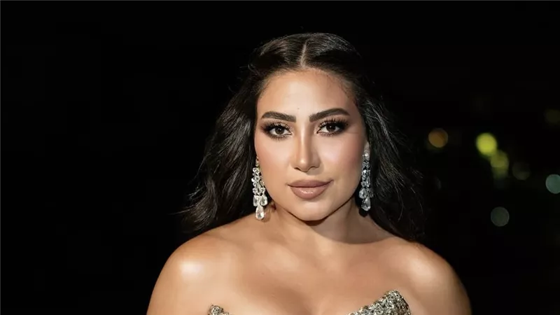     بوسي تتألق بفستان ذهبي لامع وتخطف الأنظار بإطلالة ساحرة بتوقيع نادين مرعبي