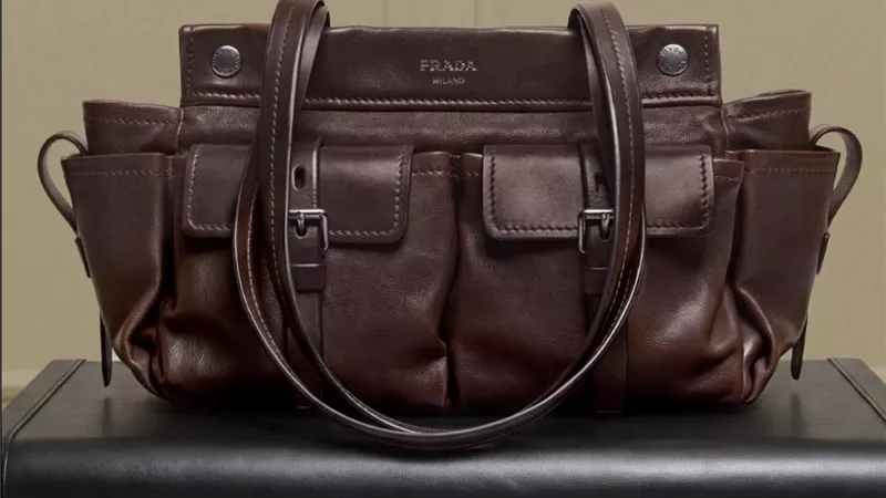حقائب Prada Antigue تتصدر مشهد الموضة بتصميم يجمع الفخامة والعملية