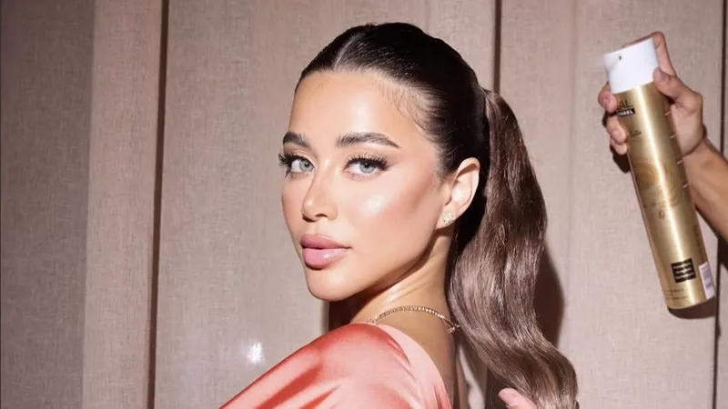 يارا السكري تتألق بإطلالة ملكية باللون الأورانج من توقيع  أمجد حموري