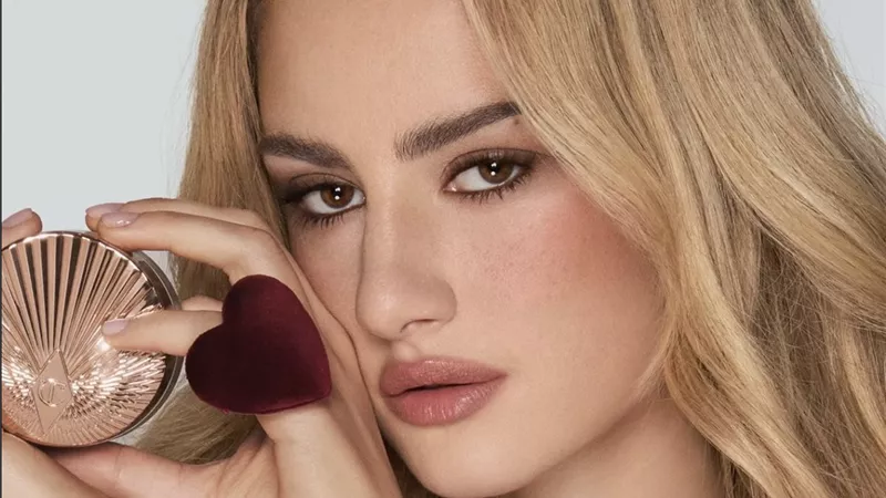 Charlotte Tilbury تكشف عن أحدث إصدارات Airbrush Flawless لبشرة مثالية بإطلالة ناعمة