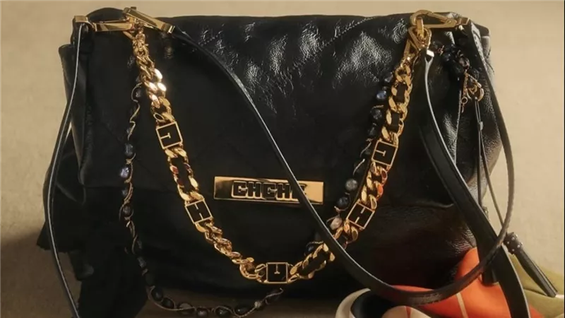 من Bimba إلى Andy Locked.. حقائب Carolina Herrera تجمع الفخامة والعصرية