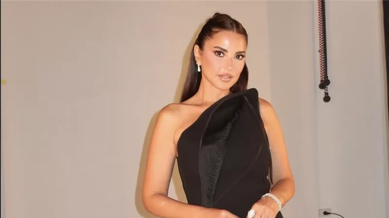 درة زروق تخطف الأنظار بإطلالة سوداء من توقيع Toni Maticevski