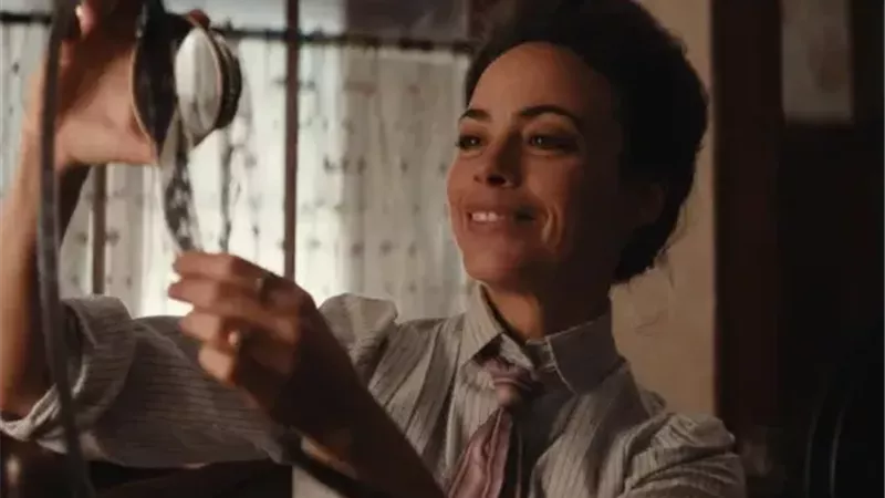 بيرينيس بيجو تعيد سيرة أول مخرجة أفلام في التاريخ إلى الشاشة