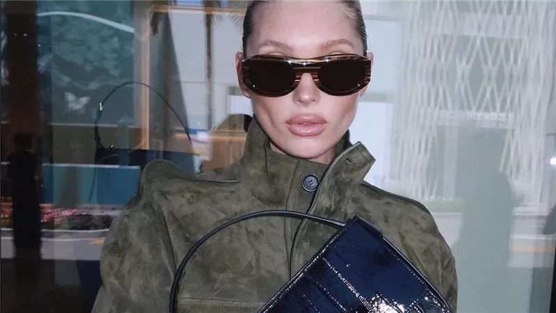 من آن هاثاواي إلى ريهانا.. نجمات العالم يتألقن بحقيبة Cara الجديدة من Ferragamo