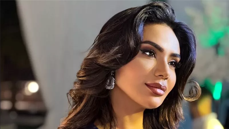 لبنى عبد العزيز تستعد لبطولة 